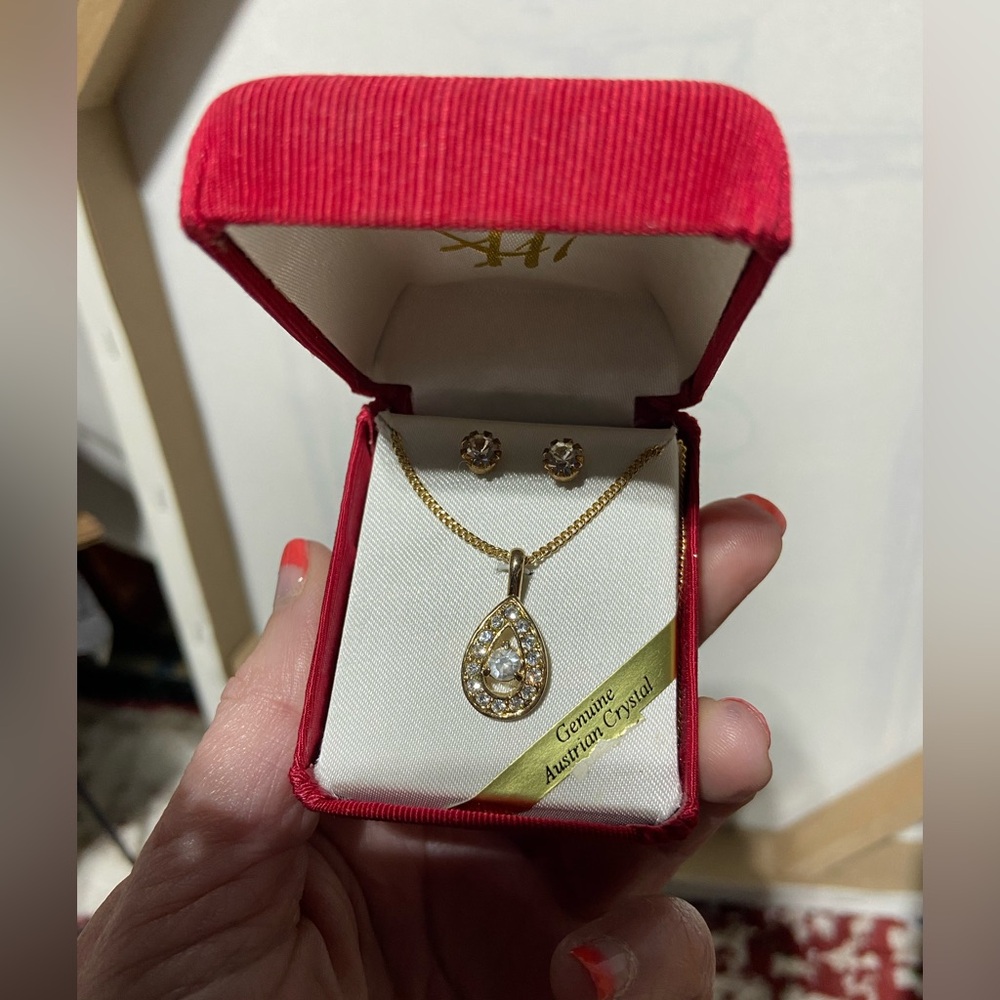 NIB AAI Austrian Crystal Pendant Necklace and Pierced Earrings